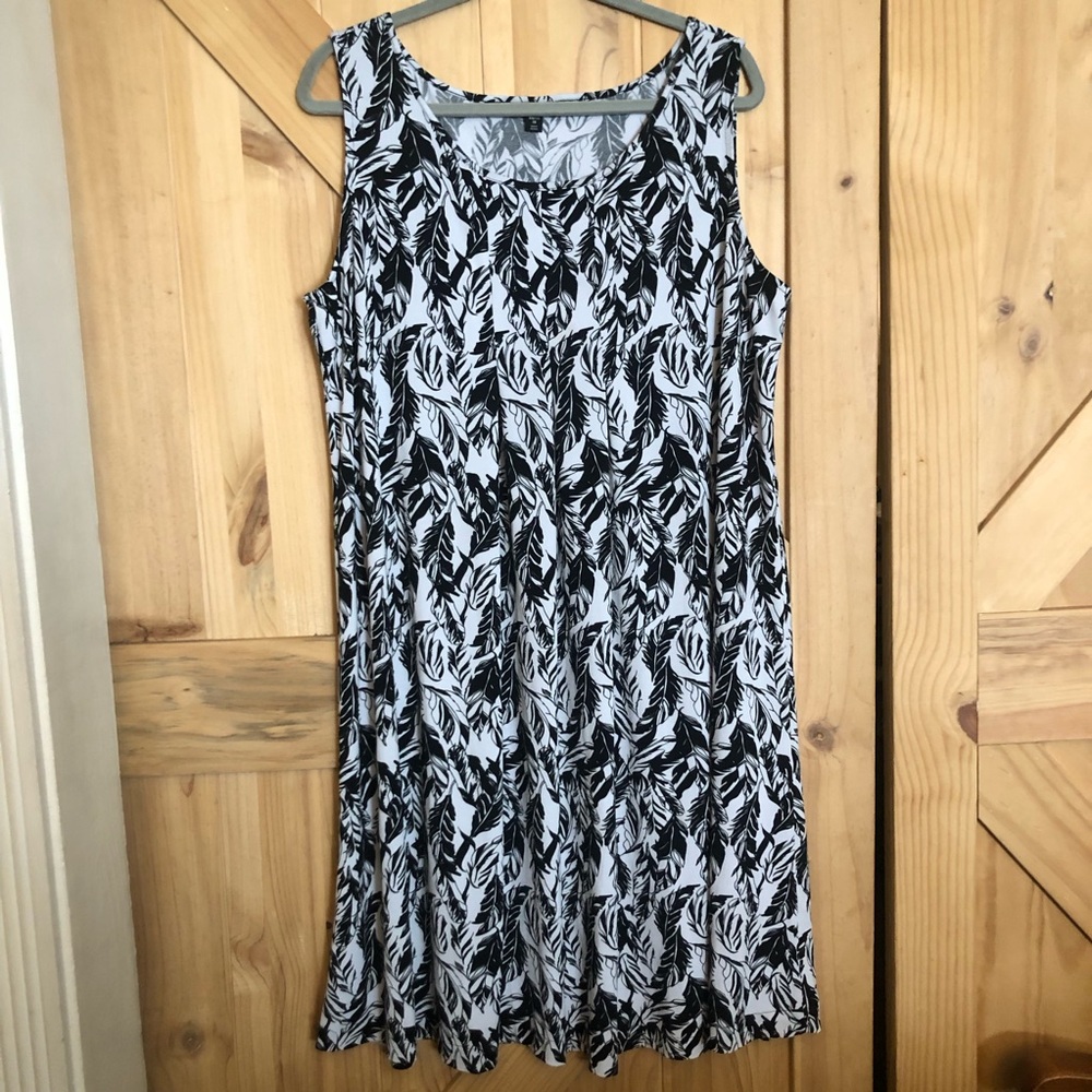 Sleeveless Black & White Leaf-Print Swing Dress Women’s XXL =20